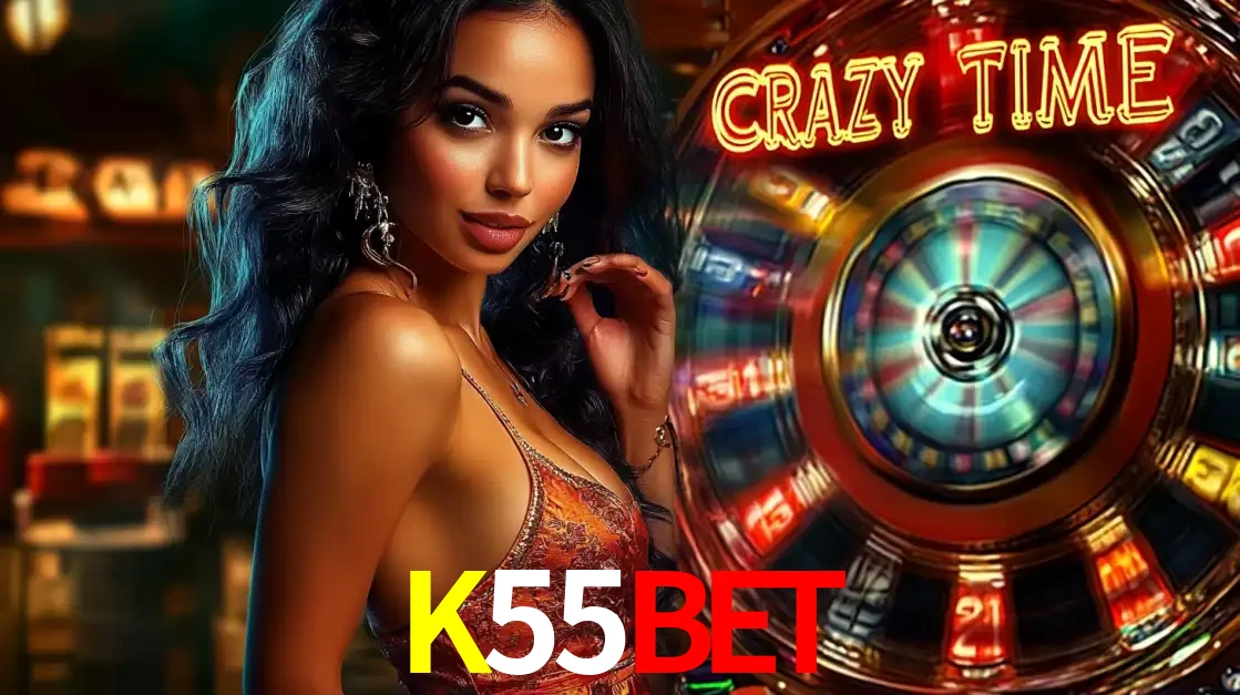 Mulher elegante ao lado da vibrante roda da fortuna do jogo de cassino ao vivo Crazy Time, um dos game shows mais populares e cheios de prêmios do K55BET.